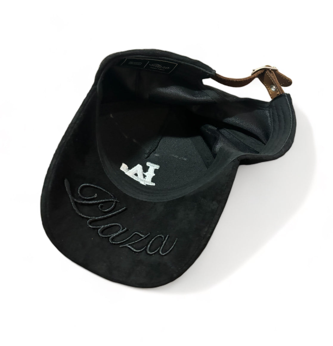 PLAZA black suede LA hat. (B)